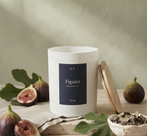 Bougie parfumée Figuier JLT en cire végétale, présentée avec son couvercle en bois, des feuilles de figuier et des figues.