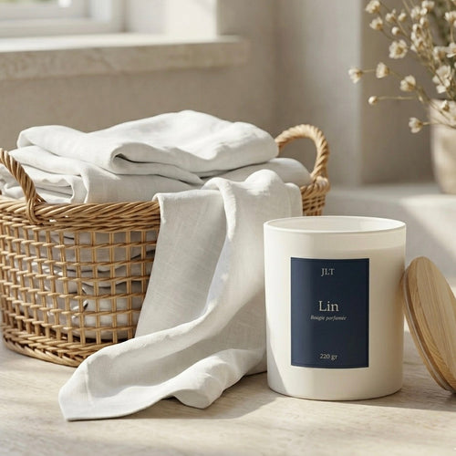 Bougie parfumée Lin JLT avec linge clair et panier en osier dans une ambiance douce, lumineuse et apaisante.