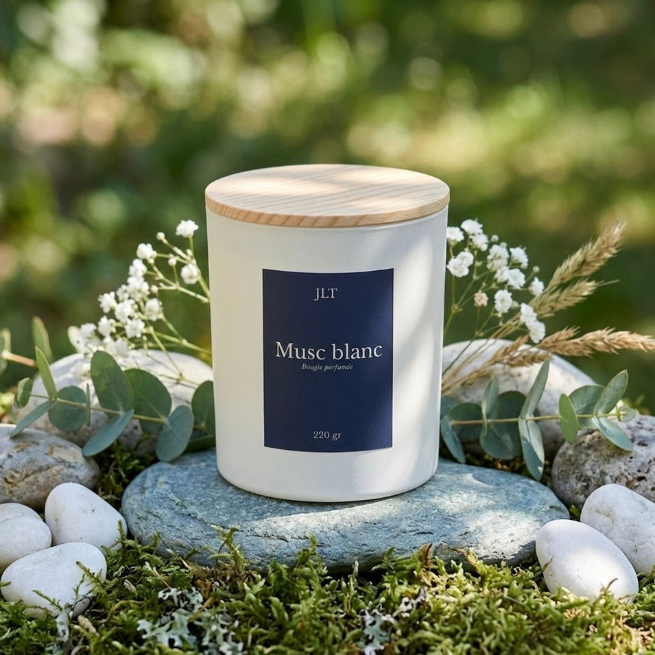 Bougie parfumée Musc blanc JLT dans une ambiance végétale et lumineuse aux notes douces, propres et apaisantes.