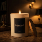 Bougie parfumée Bois chaud JLT Bougies 220g allumée dans une ambiance chaleureuse et cosy