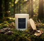 Bougie parfumée Balade en forêt JLT au cœur d’un décor de forêt, entourée de mousse, champignons et pommes de pin.