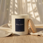Bougie parfumée Musc blanc JLT Bougies 220g posée sur un tissu clair avec lumière douce et ambiance élégante