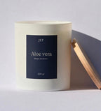 Bougie parfumée Aloe vera JLT avec couvercle en bois, design épuré et lumière naturelle