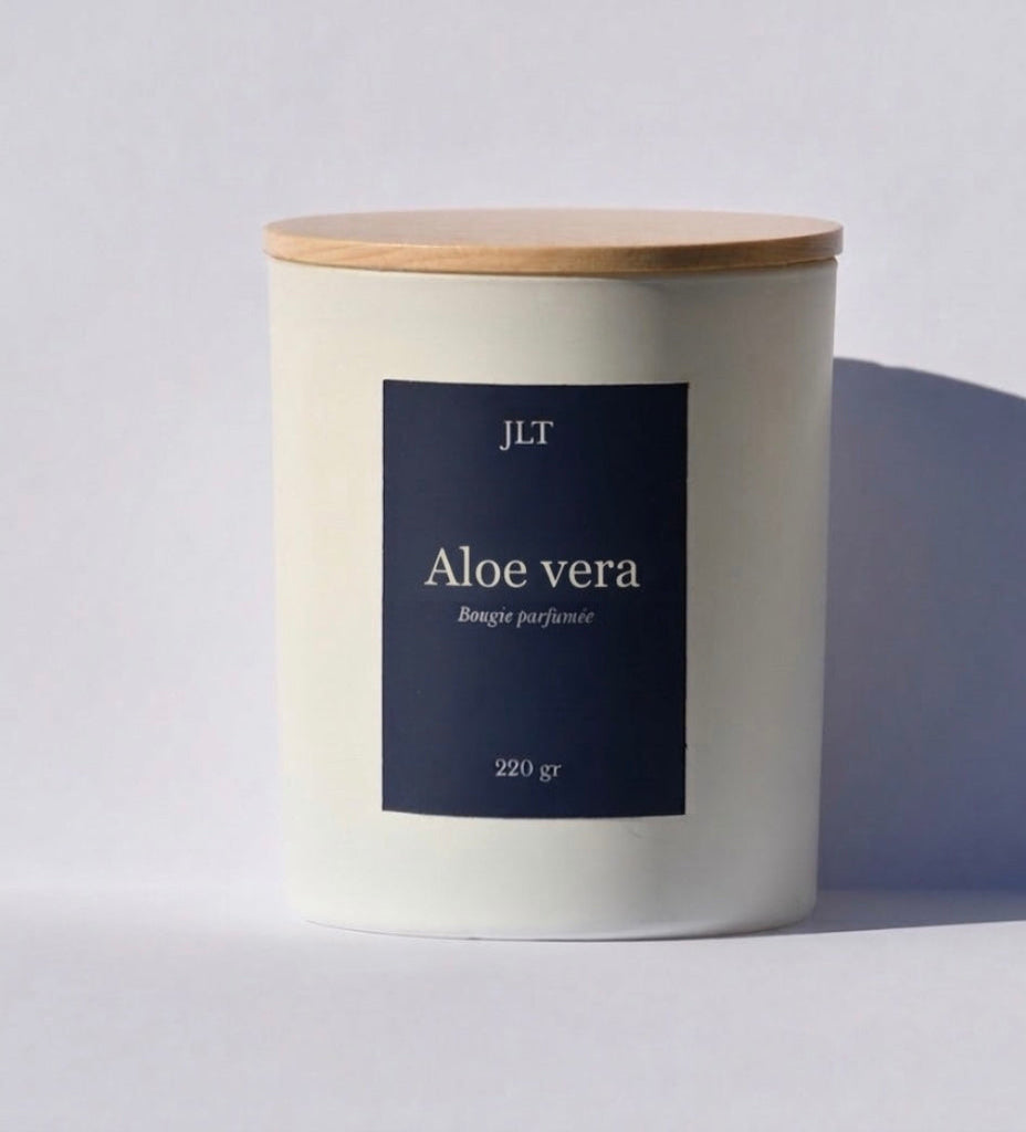 Bougie parfumée Aloe vera JLT sur fond blanc avec ombre naturelle, style minimaliste et épuré