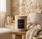 Bougie parfumée Bois chaud JLT 220 g dans une ambiance chaleureuse avec bois et textiles naturels
