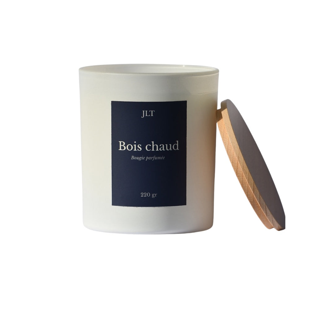 Bougie parfumée Bois chaud JLT 220g en verre blanc mat avec étiquette bleu nuit sans couvercle en bois