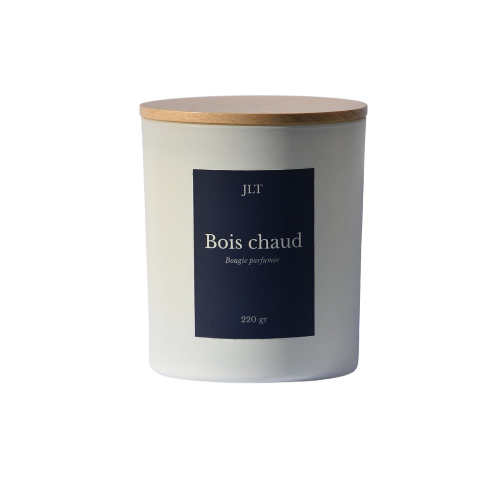 Bougie parfumée Bois chaud JLT 220 g en verre blanc mat avec étiquette bleu nuit