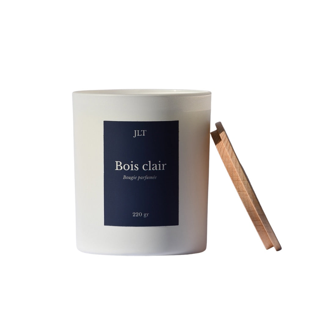 Bougie parfumée Bois clair JLT 220g en verre blanc mat étiquette bleu nuit avec couvercle en bois