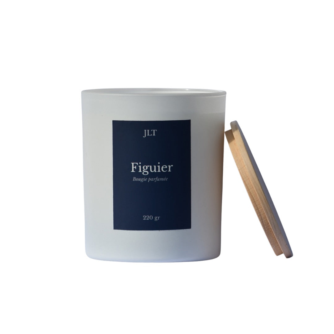 Bougie parfumée Figuier JLT 220g en verre blanc mat étiquette bleu nuit avec couvercle en bois