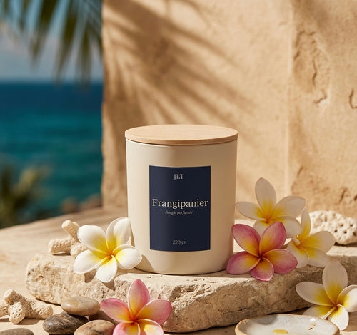 Bougie parfumée Frangipanier JLT 220 g dans une ambiance estivale aux fleurs de frangipanier