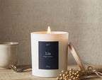Bougie parfumée Lin JLT 220 g allumée diffusant une ambiance douce et apaisante