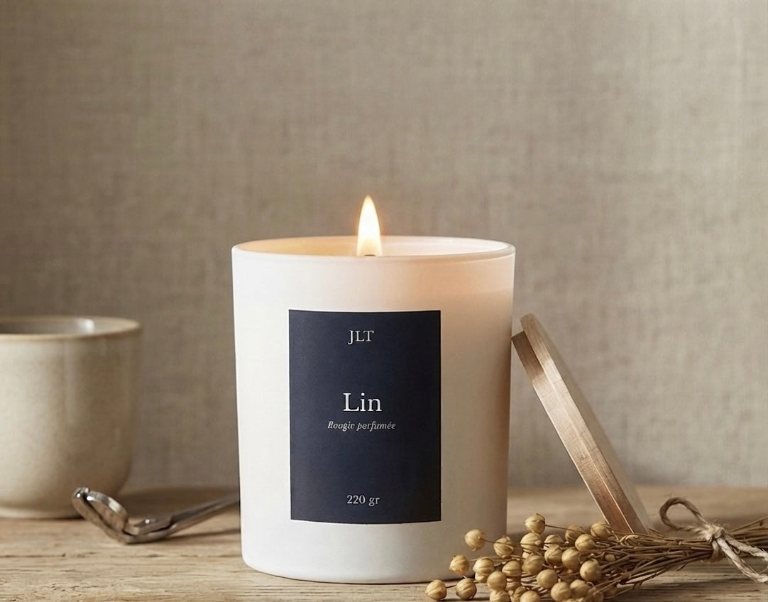 Bougie parfumée Lin JLT 220 g allumée diffusant une ambiance douce et apaisante