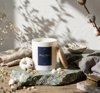 Bougie parfumée Musc blanc JLT sur pierre naturelle dans une ambiance douce et apaisante