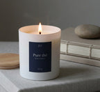 Bougie parfumée Pure thé JLT 220 g allumée dans une ambiance douce et minimaliste