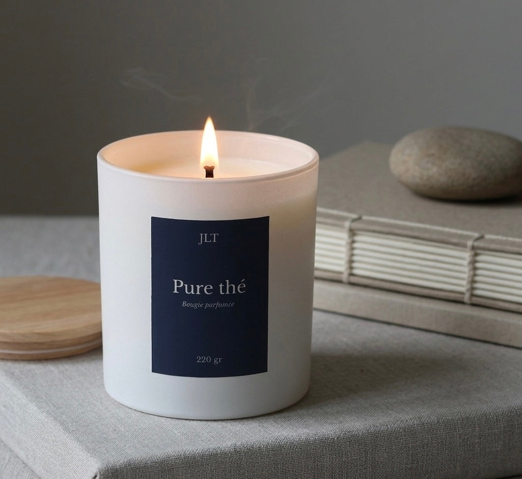 Bougie parfumée Pure thé JLT 220 g allumée dans une ambiance douce et minimaliste