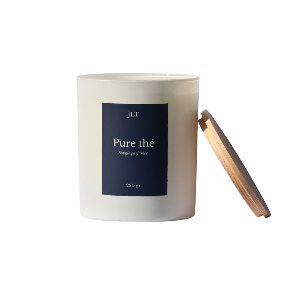 Bougie parfumée Pure Thé JLT 220g en verre blanc mat étiquette bleu nuit avec couvercle en bois