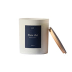 Bougie parfumée Pure Thé JLT 220g en verre blanc mat étiquette bleu nuit avec couvercle en bois